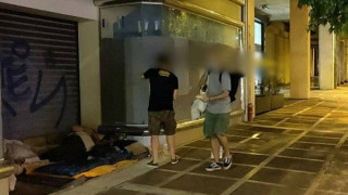 Οπαδοί του Άρη: Μοιράζουν φαγητό σε αστέγους στην Αθήνα!