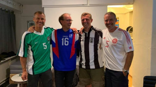 Ο Μικάελσεν ποζάρει με φανέλα του ΠΑΟΚ αγκαλιά με τον Ρενέ Χένρικσεν