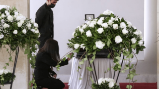 Κηδεία Τσοχατζόπουλου: Γονατιστή δίπλα στο φέρετρο η Βίκυ Σταμάτη