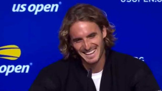 Στέφανος Τσιτσιπάς: Πιτσιρίκος δημοσιογράφος τον έκανε να ξεσπάσει σε γέλια