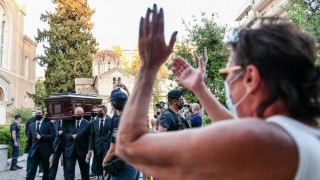 Μίκης Θεοδωράκης – Κοσμοσυρροή και συγκίνηση πριν το τελευταίο «αντίο»