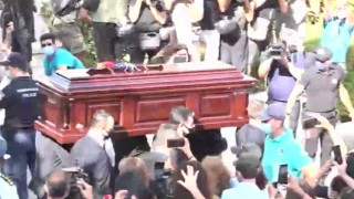 Μίκης Θεοδωράκης: Ξεκίνησε στη Μητρόπολη το λαϊκό προσκύνημα στον μεγάλο μας συνθέτη
