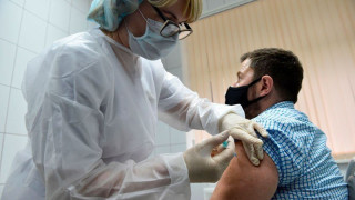 Γαλλία: «Δεν δικαιολογείται η χορήγηση τρίτης δόσης εμβολίου»