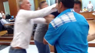 Ξύλο στο δημοτικό συμβούλιο των Αχαρνών (vid)