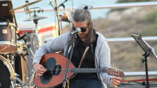 Την Παρασκευή η συναυλία του Γιάννη Χαρούλη που αναβλήθηκε λόγω βροχής