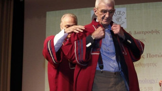 Ο Μπουτάρης φόρεσε... τήβεννο!