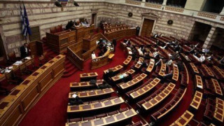 Ανταλλαγή βολών στη Βουλή ανάμεσα σε ΣΥΡΙΖΑ και αντιπολίτευση