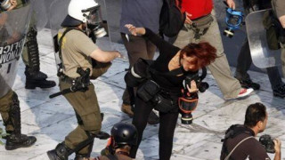 Οριστική καταδίκη στον αστυνομικό που χτύπησε τη φωτορεπόρτερ Τατιάνα Μπόλαρη