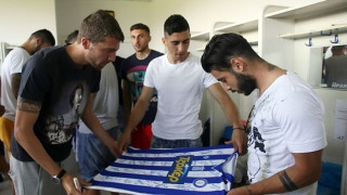 Το δώρο των παικτών στον νεαρό Κωνσταντίνο 
