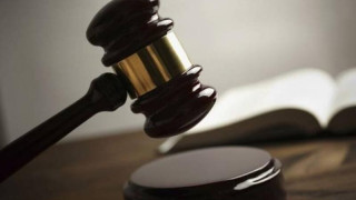 Ελεύθερος λόγω... ηλικίας ο 77χρονος που βρέθηκε ημίγυμνος με δυο ανήλικες