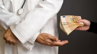 Διώξεις σε βαθμό κακουργήματος εναντίον 800 γιατρών για δωροδοκία 