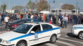 Προσαγωγές 39 ατόμων έξω από το κτίριο των ΕΛΠΕ