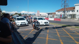 ﻿ΠΑΟΚ - Γιβραλτάρ: Αυτοκίνητα περιμένουν στο φανάρι να προσγειωθεί το αεροπλάνο!