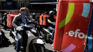 Κύμα αντιδράσεων για e-food: «Freelancer ή διακοπή συνεργασίας»