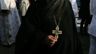 ΑΔΙΑΝΟΗΤΟ: 80χρονος ιερέας ασελγούσε σε 11χρονο κορίτσι -Συνεργός η μητέρα του παιδιού!