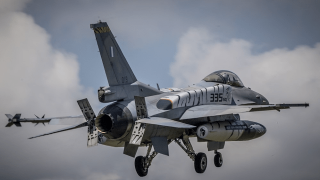 F-16 block 50: «Απογειώνονται» με «έξυπνες» βόμβες και πυραύλους μεγάλου βεληνεκούς