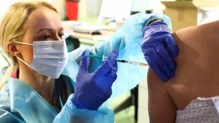 ΠΡΟΤΑΣΗ-«ΒΟΜΒΑ»: «Να μην μπαίνουν πουθενά οι ανεμβολίαστοι»