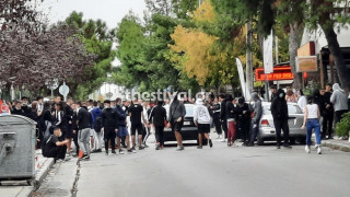 ΈΚΤΑΚΤΟ: Ένταση στο ΕΠΑΛ Ευόσμου –Μαθητές άναψαν πυρσούς και έκαψαν κάδο