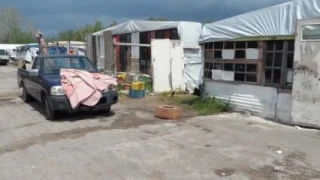 Φρίκη στο Βόλο: Είχαν τον γιο τους δεμένο με αλυσίδα 15 μέτρων