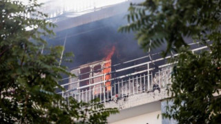 Φωτιά στον Κολωνό: Ένοικος πολυκατοικίας προσπαθεί να γλιτώσει από τις φλόγες