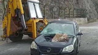 Βράχος έπεσε σε όχημα εν κινήσει στην Αράχωβα (vid)