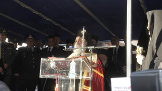 Γρεβενά: Ο Μητροπολίτης κατέβαζε τις μάσκες φοιτητών και επίσημων για να φιλήσουν τον σταυρό!