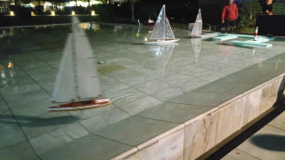 Τηλεκατευθυνόμενα πλοία-μινιατούρες «έκλεψαν» την παράσταση στη Νέα Παραλία!