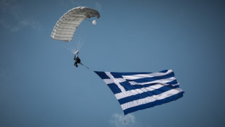 Θεσσαλονίκη: Η εντυπωσιακή πτώση των αλεξιπτωτιστών που κόβει την...ανάσα!