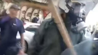 Εξάρχεια: Αστυνομικός των ΜΑΤ σπάει τζαμαρία και φωνάζει «ναι, είμαι τρελός»