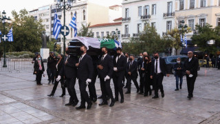 Φώφη Γεννηματά: Με τρεις σημαίες σκεπασμένο το φέρετρο της
