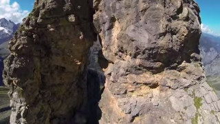 Δείτε το βίντεο με την πιο απίστευτη πτήση που έγινε ποτέ από άνθρωπο-νυχτερίδα 