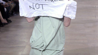 Μοντέλο του Rick Owens "Παρακαλώ, σκοτώστε τη Μέρκελ (Not)