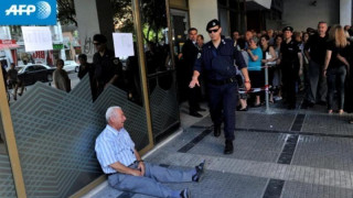  ΦΩΤΟ: Συνταξιούχος κλαίει έξω από τράπεζα της Θεσσαλονίκης