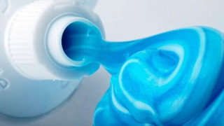 Τι σημαίνει για την υγεία μας το χρωματιστό σύμβολο  κάθε οδοντόκρεμας