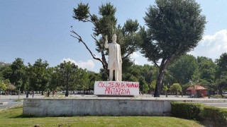 Έγραψαν σύνθημα υπέρ του «ΌΧΙ» στο άγαλμα του Βενιζέλου 