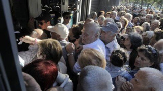 Ουρές συνταξιούχων έξω από τις τράπεζες για τα 120 ευρώ