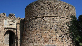 Aναστηλώθηκε ο θρυλικός πύργος του Οθέλλο στην κατεχόμενη Αμμόχωστο
