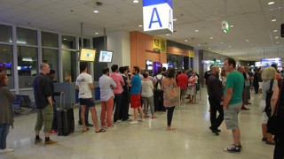 Σε μεγάλες ουρές συνωστίζονται και οι τουρίστες στα ATM's του αεροδρόμια (pics)