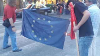 Διαδηλωτές έκαψαν τη σημαία της ΕΕ έξω από το Αμερικάνικο Προξενείο (video) 