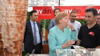 Η Ελλάδα βυθίζεται και η Μέρκελ...τρώει κεμπάπ! 