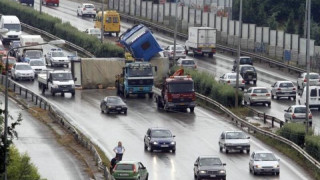 ΤΩΡΑ: Νταλίκα έπεσε σε κολώνα στον Περιφερειακό