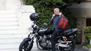 Βαρουφάκης: Το βρίσκω ανάρμοστο να στέκομαι στην ουρά για το ΑΤΜ