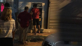 ΕΚΤΑΚΤΟ: Πολίτες σπεύδουν μέσα στη νύχτα στα ΑΤΜ