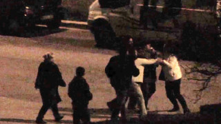 Καυγάς με ξύλο στη μέση του δρόμου για το δημοψήφισμα