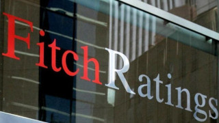 Fitch: Απίθανη η άμεση άρση των capital controls στην Ελλάδα