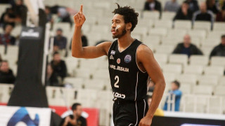 Αϊζάια Κάζινς: Η μουσική και η σφαίρα στην ωμοπλάτη