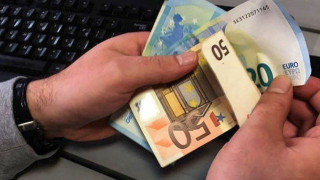 Διπλή αύξηση κατώτατου μισθού: Έτσι θα «χτιστεί» εντός του 2022