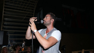 Ηλίας Βρεττός: Άγριο σκηνικό στην πίστα ενώ τραγουδούσε σε μαγαζί στη Λευκωσία