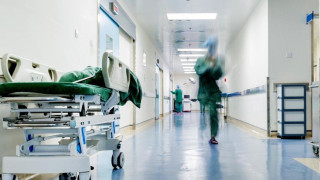 Εφιαλτική πρόβλεψη Τζανάκη για 20.000 νεκρούς τα Χριστούγεννα