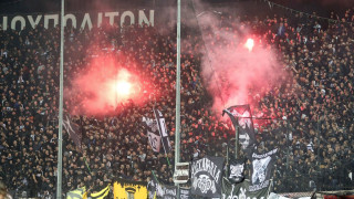Αποδοκιμασίες και συνθήματα κατά των παικτών έξω από τα αποδυτήρια